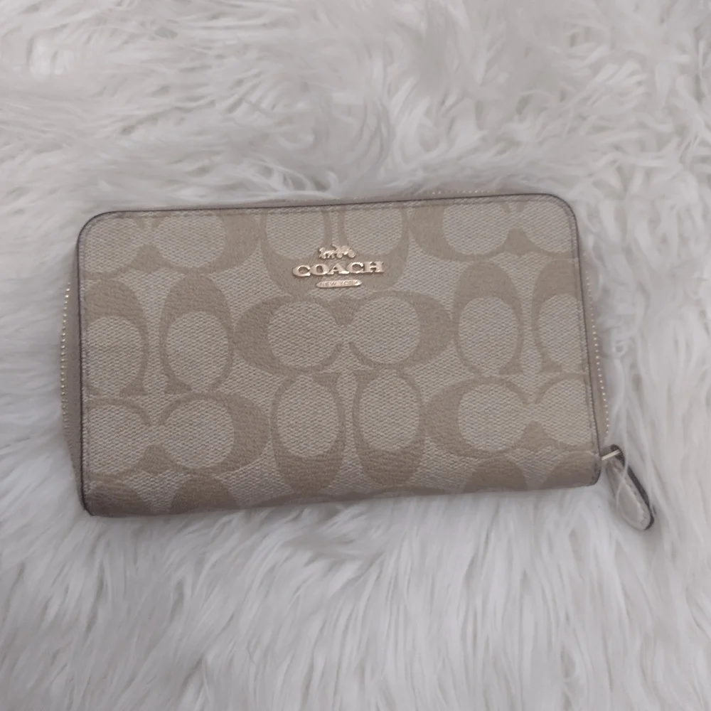 Coach Tan Wallet. - Picture 1 of 5
